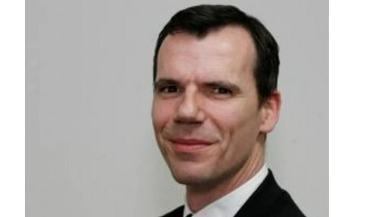 تحدي التوقعات.. قفزة جديدة في سعر صرف الدولار تقلب موازين الأسواق العالمية